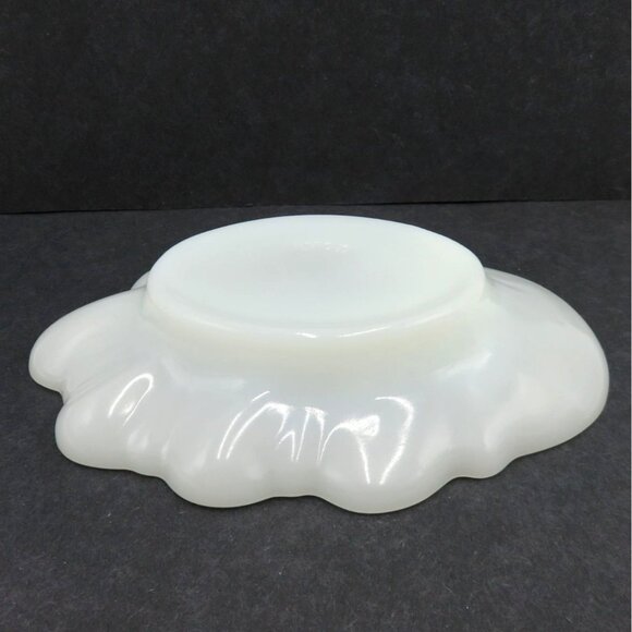 AVON Milk Glass Shell Dish with Cherub Angel Design Decorative Vintage - Picture 6 of 9